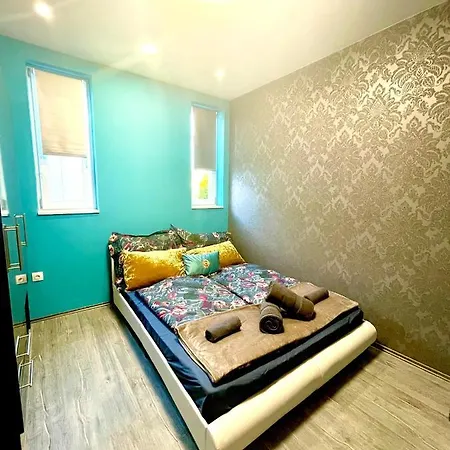 Peter & Roza Modern Apartmanhaz ****