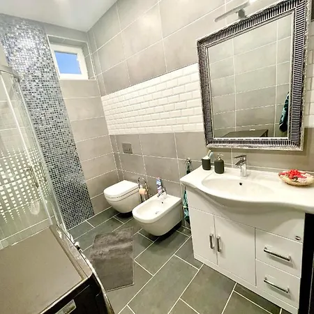 Apartment Peter & Roza Modern Apartmanhaz **** *