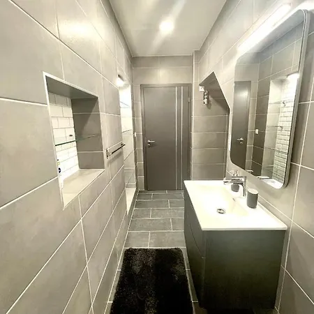 Peter & Roza Modern Apartmanhaz ****