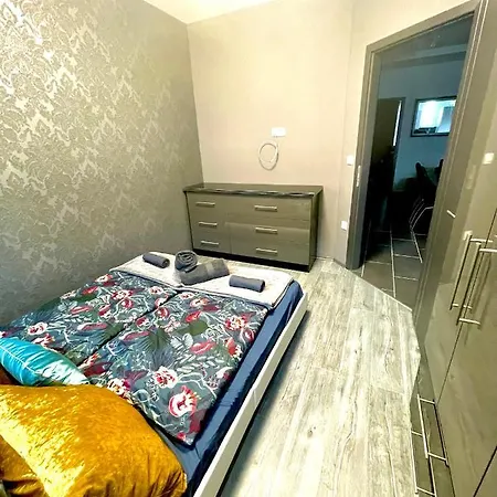 Peter & Roza Modern Apartmanhaz ****