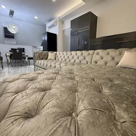 Apartment Peter & Roza Modern Apartmanhaz ****