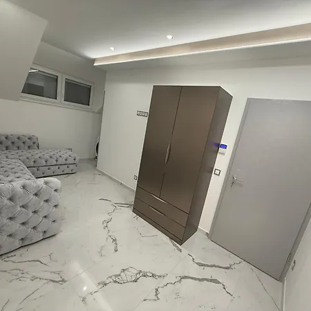 Peter & Roza Modern Apartmanhaz **** *