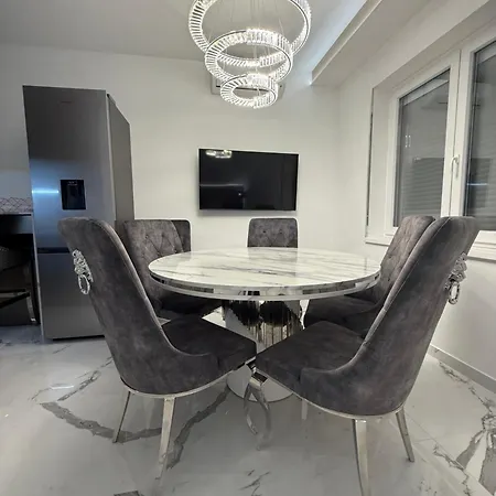 Peter & Roza Modern Apartmanhaz ****