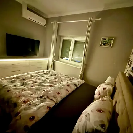 Apartment Peter & Roza Modern Apartmanhaz **** *