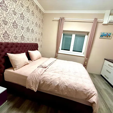 Peter & Roza Modern Apartmanhaz **** *