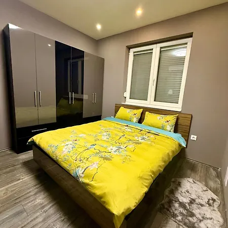 Apartment Peter & Roza Modern Apartmanhaz **** *